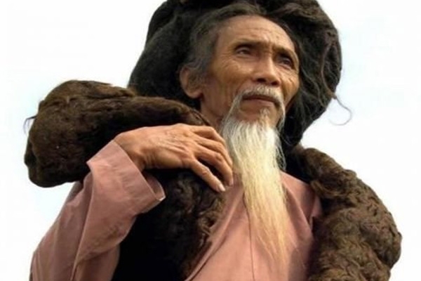Ông Trần Văn Hay ở Việt Nam ngừng cắt tóc từ năm 25 tuổi và là người có mái tóc dài nhất thế giới.